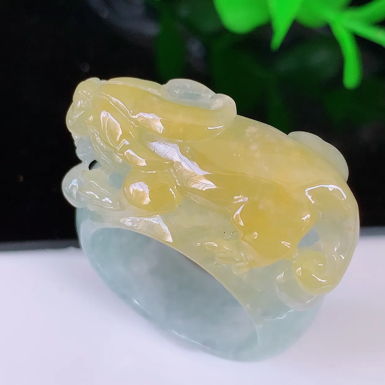自然光实拍，貔貅扳指，20mm内径黄翡双彩翡翠指环，玉戒指，玉质莹润，好精美好冰润的指环，23圈口，上手纤巧！#1.23尺寸20-13*10