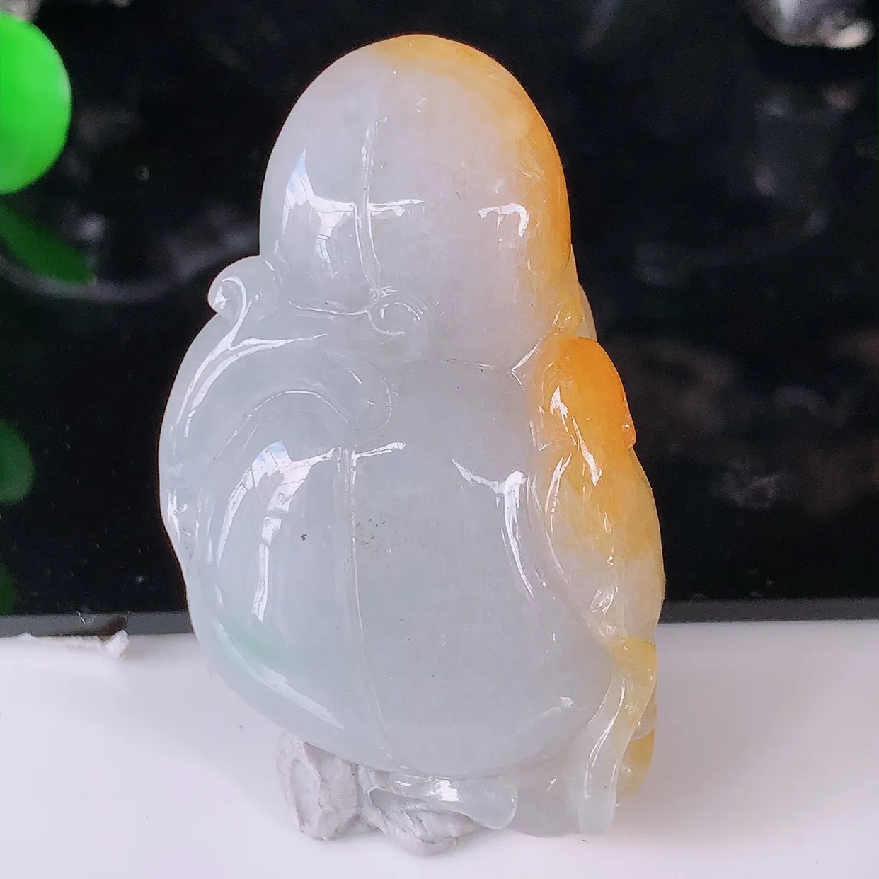 自然光实拍，冰润黄翡双彩翡翠生肖猴子吊坠，种老水足，雕工精湛 ，寓意美好，佩戴时尚出众！#46.23