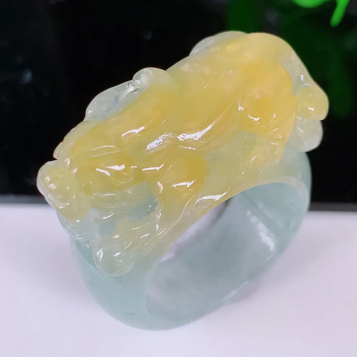 自然光实拍，貔貅扳指，20mm内径黄翡双彩翡翠指环，玉戒指，玉质莹润，好精美好冰润的指环，23圈口，上手纤巧！#1.23尺寸20-13*10