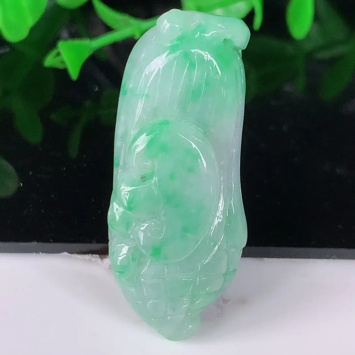 自然光实拍，冰润飘绿翡翠多子多福玉米吊坠，种老水足，雕工精湛 ，寓意美好，佩戴时尚出众！#05.23
