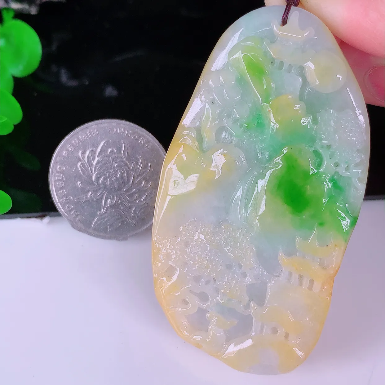 自然光实拍，冰润黄加绿翡翠山水牌吊坠，翡翠山水，立体生动形象，山水素材布局合理，意境感佳，佩戴上身效果更高贵 #41.23
