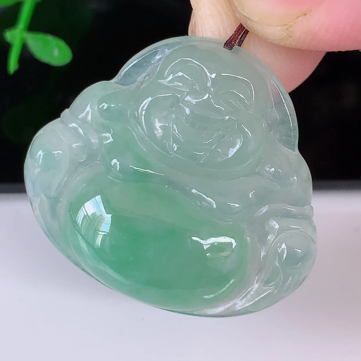 自然光实拍，冰种飘花翡翠佛公吊坠，饱满， 佛公亦保平安，寓意有福（佛公）相伴，配戴优雅迷人！#57.23