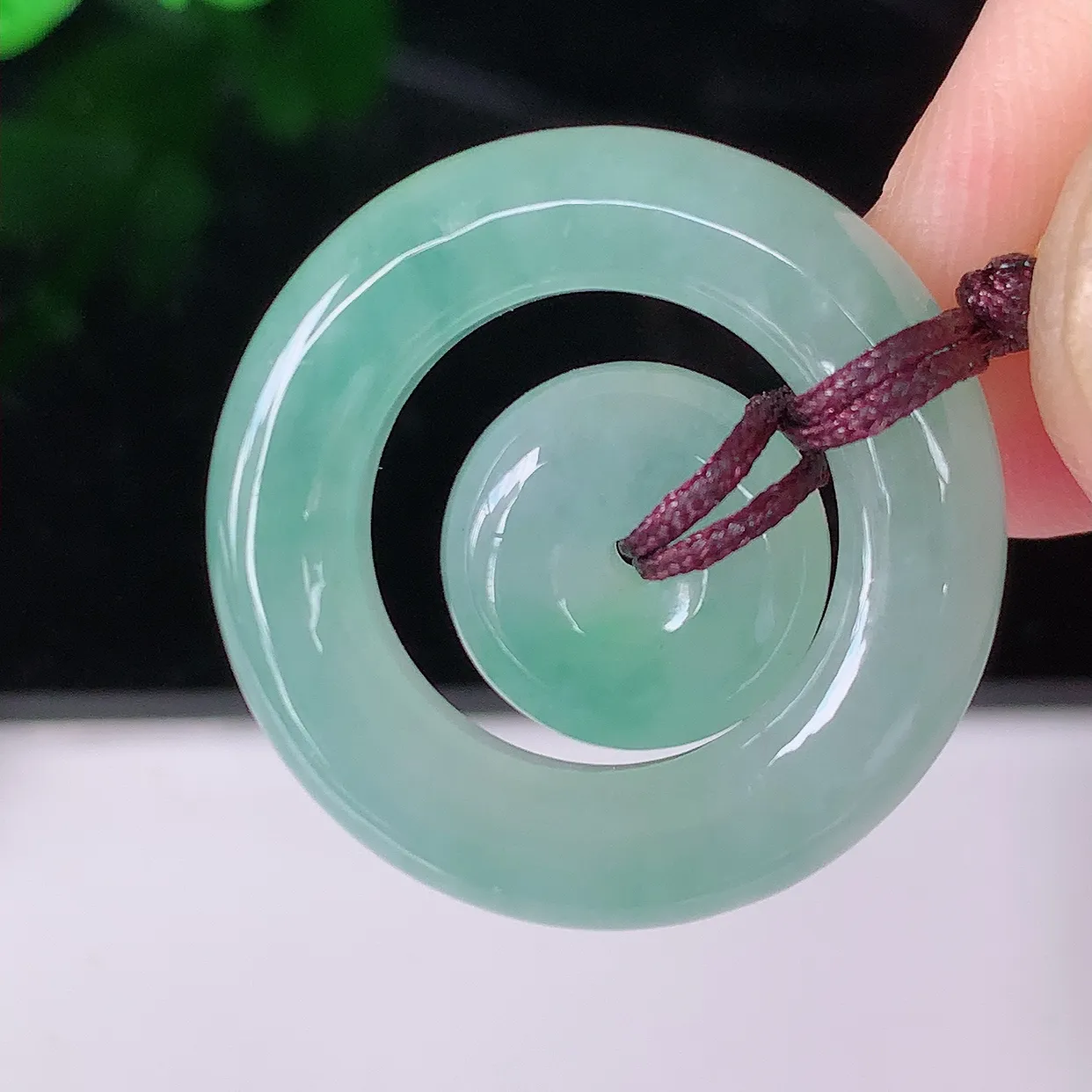 自然光实拍，冰种翡翠平安母子扣吊坠，种老水足，雕工精湛 ，寓意美好，佩戴时尚出众！#57.23