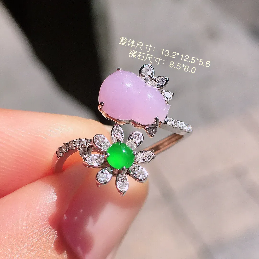（紫+绿）二合一戒指，色泽均匀艳丽，玉质细腻，荧光感超
强，饱满圆润，气质满满。18k
金豪华镶嵌