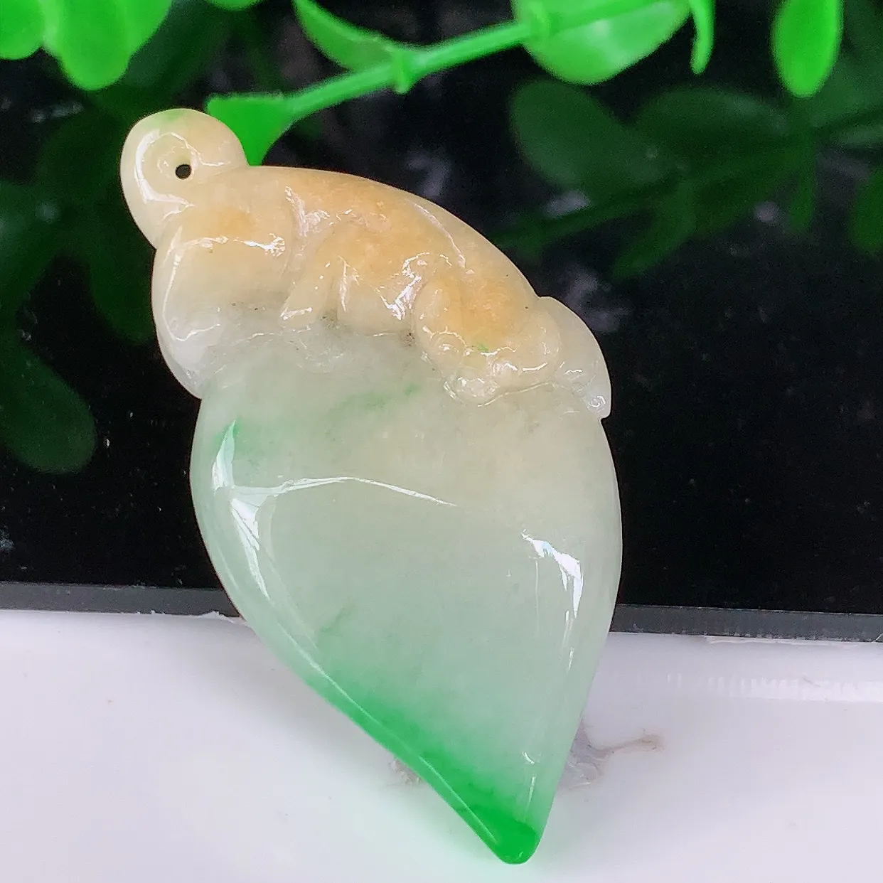 自然光实拍，冰润黄加绿翡翠福瓜吊坠，种老水足，雕工精湛 ，寓意美好，佩戴时尚出众！#05.23