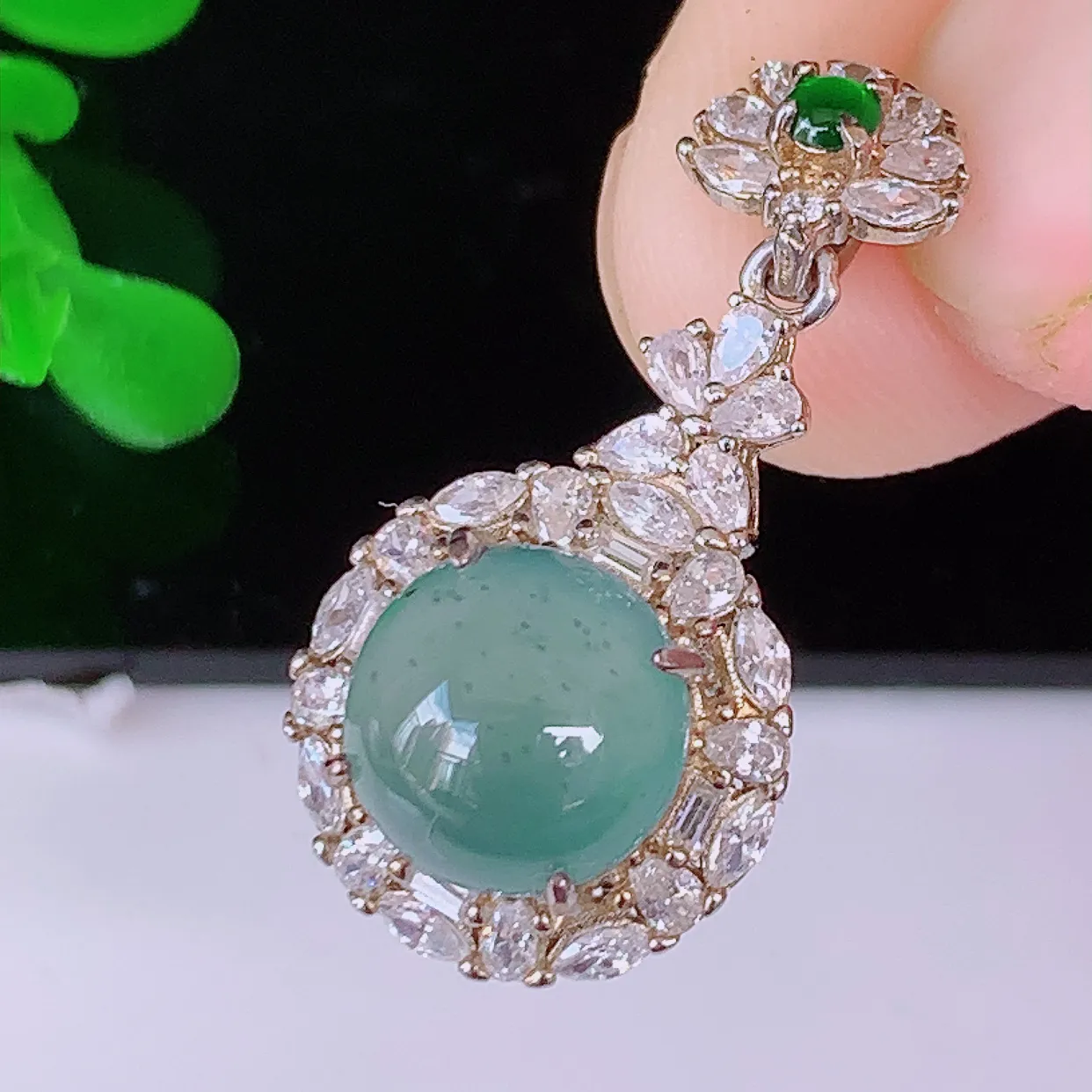 冰透翡翠925银镶嵌吊坠，自然光实拍，翠色灵动，颜色漂亮，品相佳，佩戴佳品！#97.23整体28*13.8*8.6裸石8.5*8.5