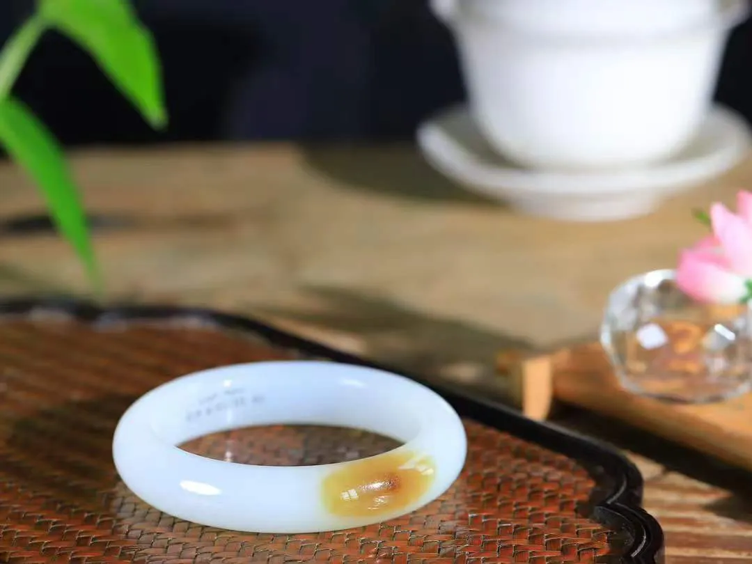（柔情似水.手镯）

收藏级臻品️和田玉糖白玉手镯，玉质温润细腻，镯型饱满圆润，优雅知性，姽婳于幽静兮，又婆娑乎人间，经典款型，古朴典雅。极具灵性，腕间风情，风姿卓越。 重62克    内径55.5mm 尺寸13.5-9.1mm78802344A