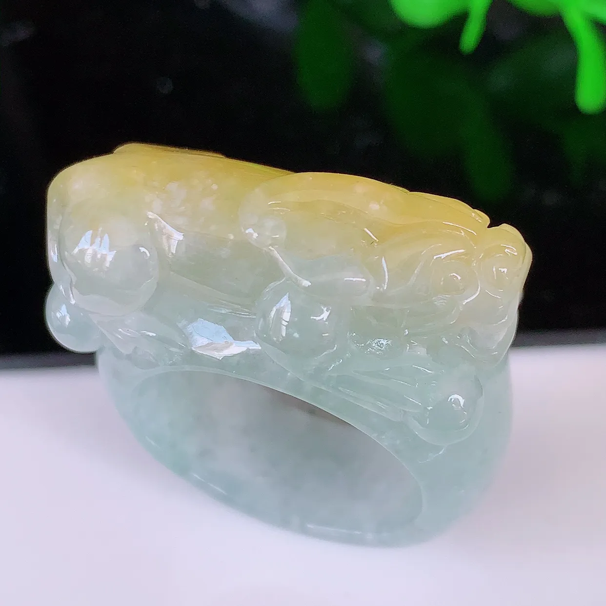 自然光实拍，貔貅扳指，20mm内径黄翡双彩翡翠指环，玉戒指，玉质莹润，好精美好冰润的指环，23圈口，