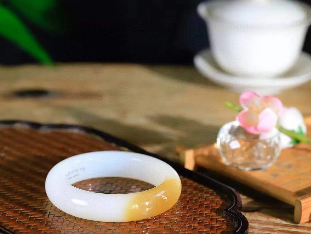 （一见倾心.手镯）

收藏级臻品️和田玉糖白玉手镯，玉质温润细腻 油性十足 手感舒适，高华雅逸，线