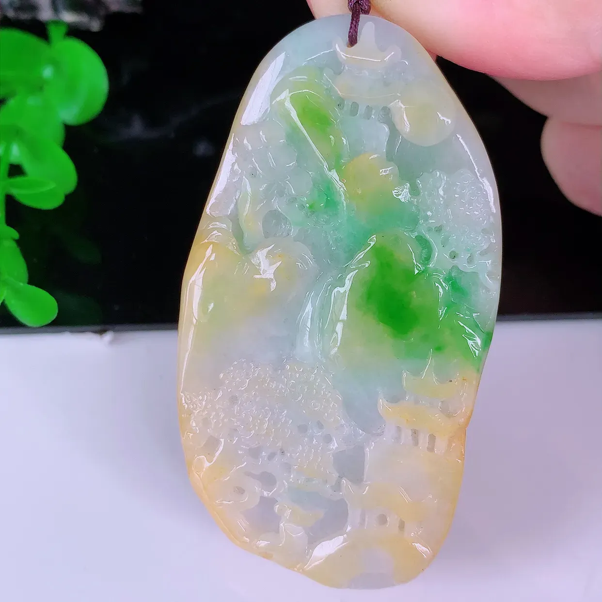 自然光实拍，冰润黄加绿翡翠山水牌吊坠，翡翠山水，立体生动形象，山水素材布局合理，意境感佳，佩戴上身效果更高贵 #41.23