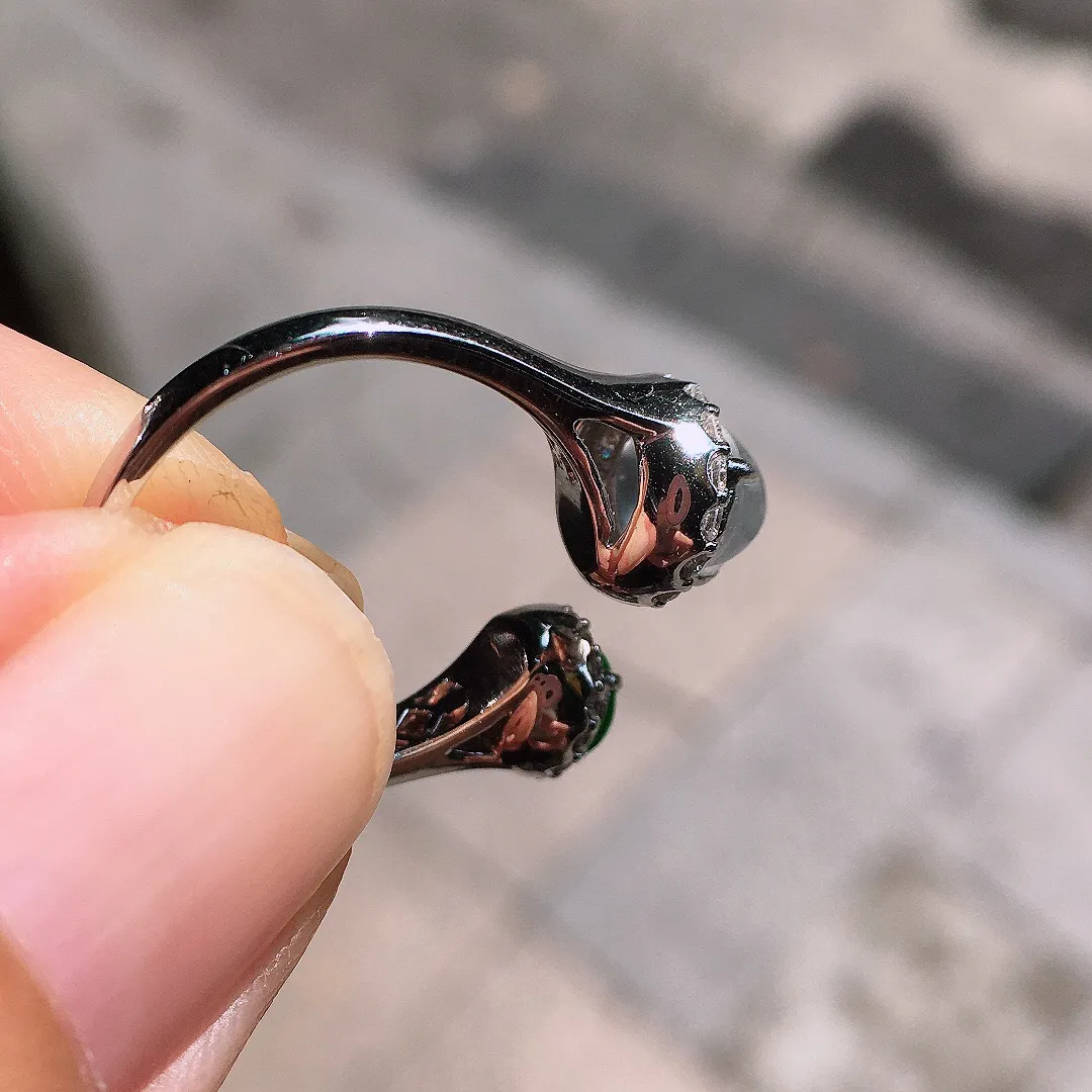 （冰+绿）二合一戒指，色泽均匀艳丽，玉质细腻，荧光感超
强，饱满圆润，气质满满。18k
金豪华镶嵌