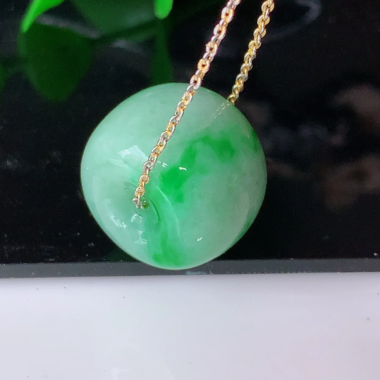 自然光实拍，冰润飘绿翡翠路路通吊坠，寓意时来运转、财源滚滚，款式新颖时尚，日常百搭的款！配图银链#05.23