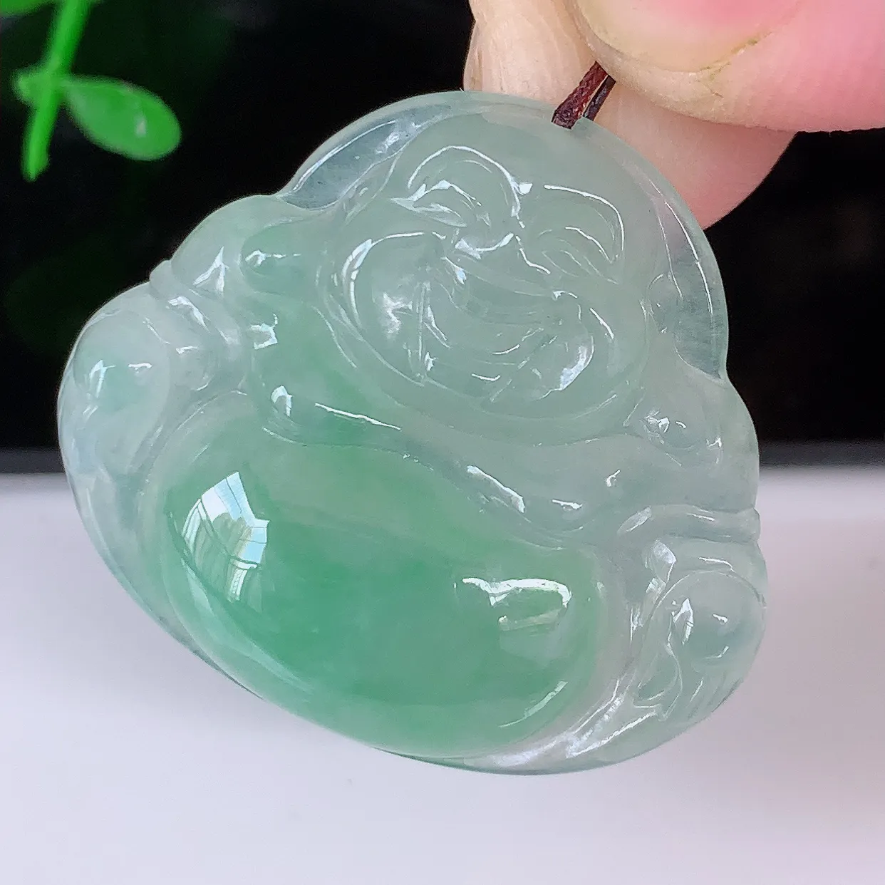 自然光实拍，冰种飘花翡翠佛公吊坠，饱满， 佛公亦保平安，寓意有福（佛公）相伴，配戴优雅迷人！#57.