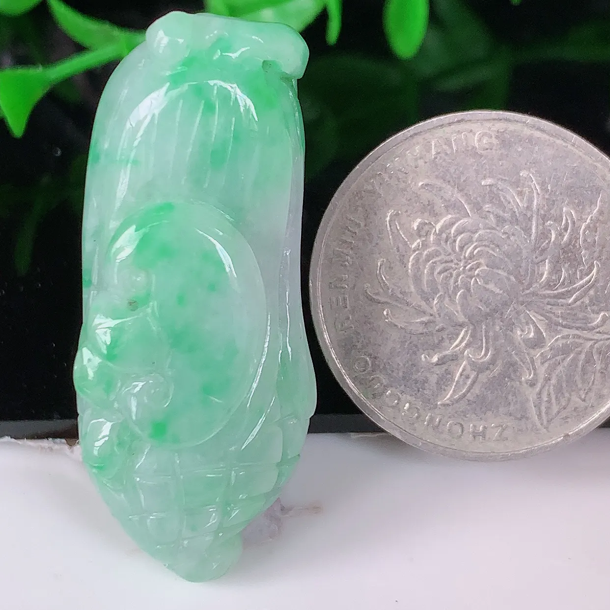 自然光实拍，冰润飘绿翡翠多子多福玉米吊坠，种老水足，雕工精湛 ，寓意美好，佩戴时尚出众！#05.23
