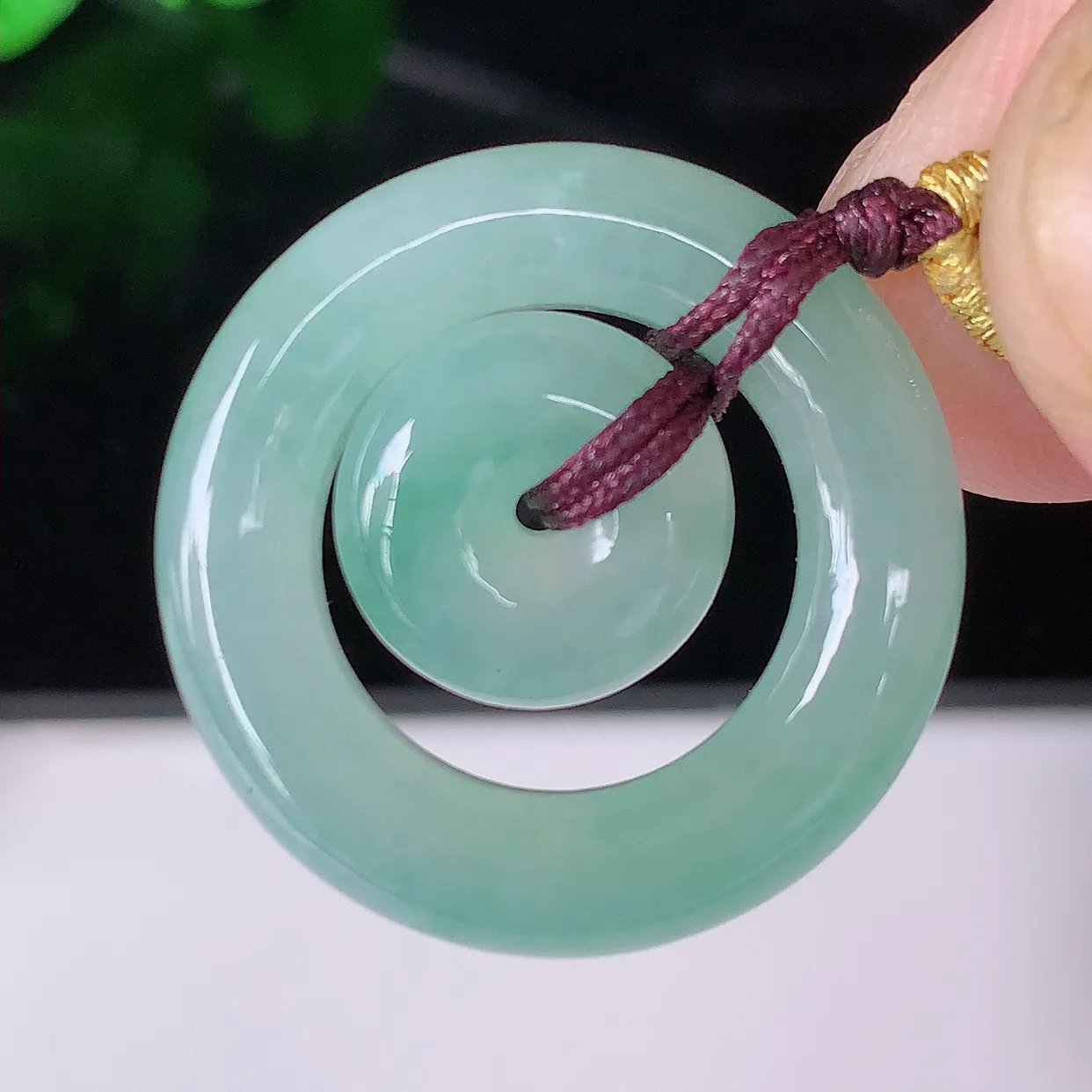自然光实拍，冰种翡翠平安母子扣吊坠，种老水足，雕工精湛 ，寓意美好，佩戴时尚出众！#57.23