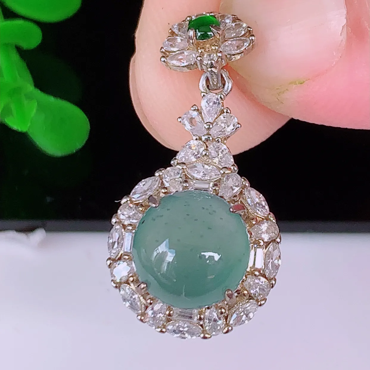 冰透翡翠925银镶嵌吊坠，自然光实拍，翠色灵动，颜色漂亮，品相佳，佩戴佳品！#97.23整体28*1