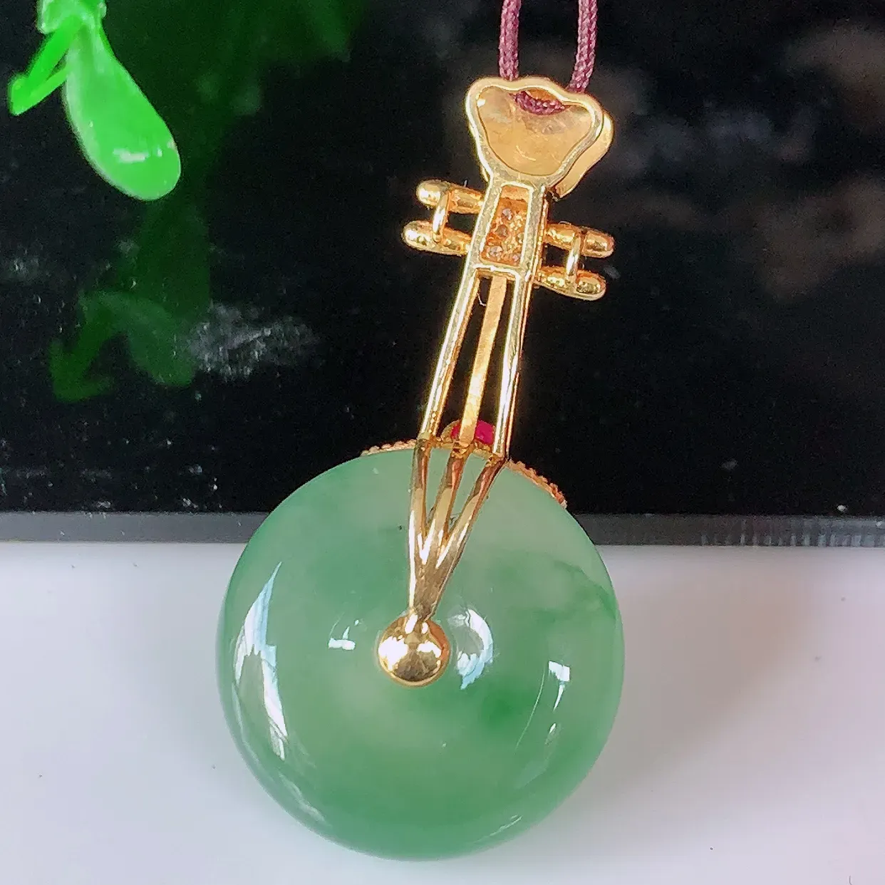 自然光实拍，18K金镶冰种飘花翡翠平安扣吊坠，翡翠平安扣，冰润光泽，寓意平平安安，平安扣佩戴时尚漂亮！#1.23整体31*15.8*7裸石15.8*15.8