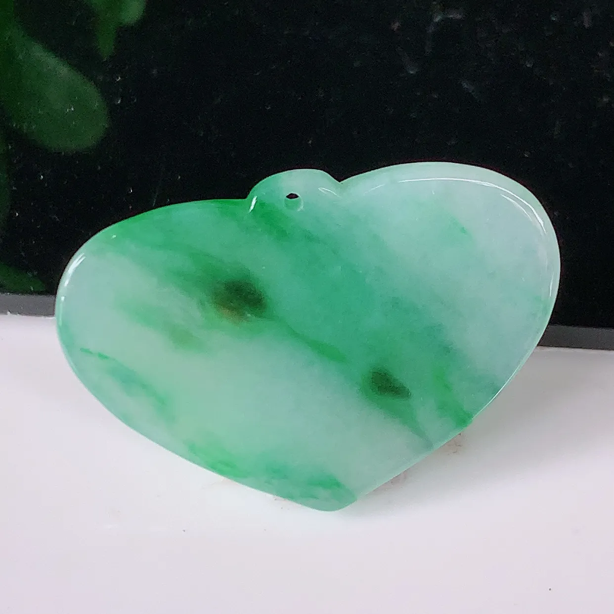 自然光实拍，水润飘绿翡翠爱心吊坠，翠色灵动，玉质细腻，颜色漂亮，品相佳，佩戴佳品！#57.23