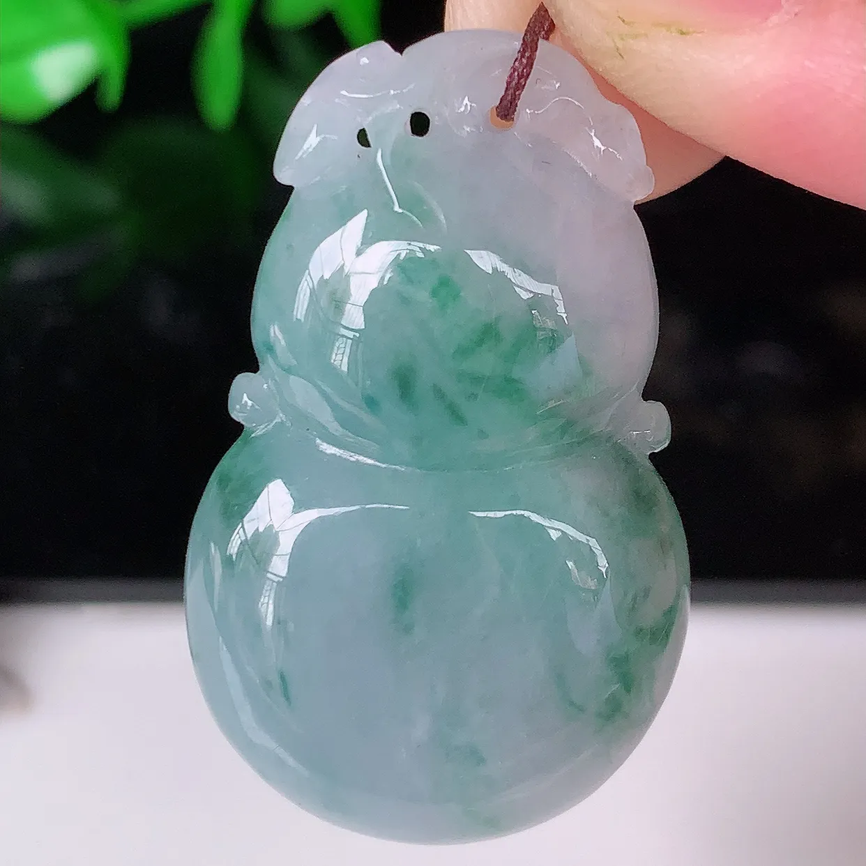 自然光实拍，冰润飘花翡翠葫芦吊坠，葫芦寓意福禄双全，财源滚滚，饱满，清新脱俗，佩戴效果优雅迷人！#57.23