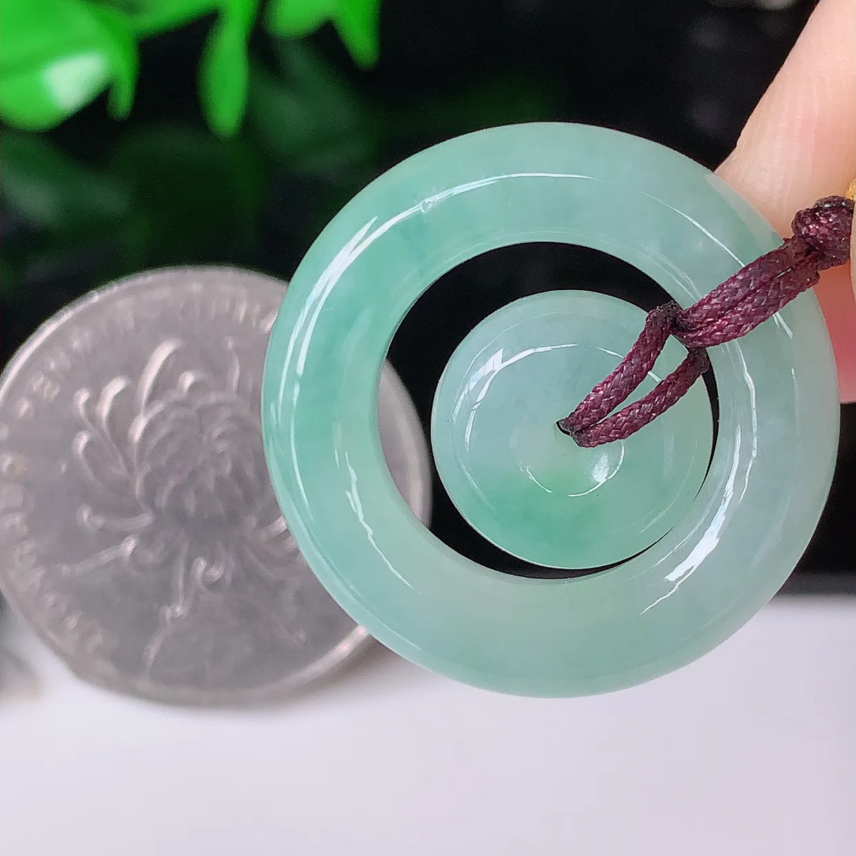 自然光实拍，冰种翡翠平安母子扣吊坠，种老水足，雕工精湛 ，寓意美好，佩戴时尚出众！#57.23