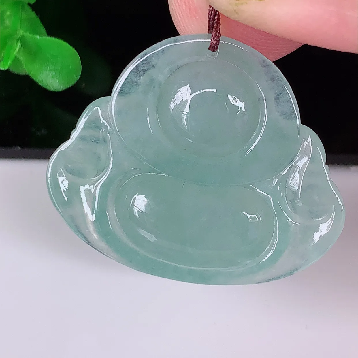 自然光实拍，冰种佛公翡翠吊坠，饱满， 佛公亦保平安，寓意有福（佛公）相伴，品相佳，配戴优雅迷人！#46.23