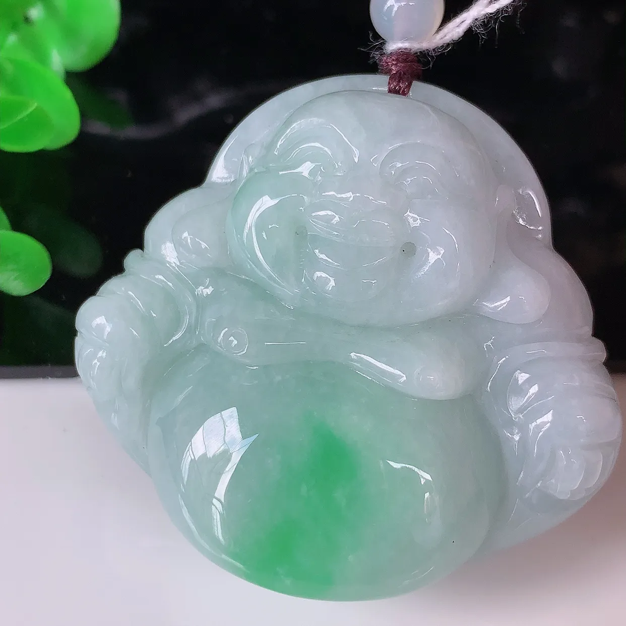自然光实拍，大件厚装飘绿翡翠佛公吊坠，笑口常开，佛公在心中，一生平安幸福，冰透，佛公翠色迷人，佩戴佳