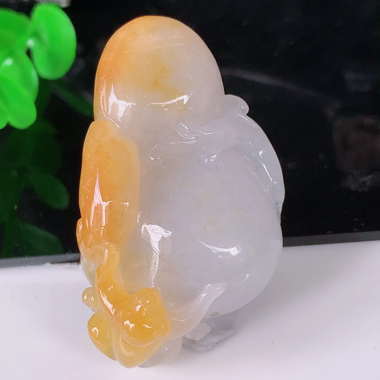 自然光实拍，冰润黄翡双彩翡翠生肖猴子吊坠，种老水足，雕工精湛 ，寓意美好，佩戴时尚出众！#46.23