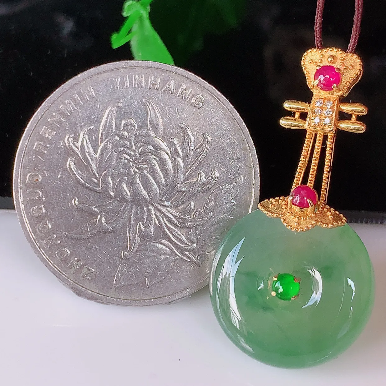 自然光实拍，18K金镶冰种飘花翡翠平安扣吊坠，翡翠平安扣，冰润光泽，寓意平平安安，平安扣佩戴时尚漂亮！#1.23整体31*15.8*7裸石15.8*15.8