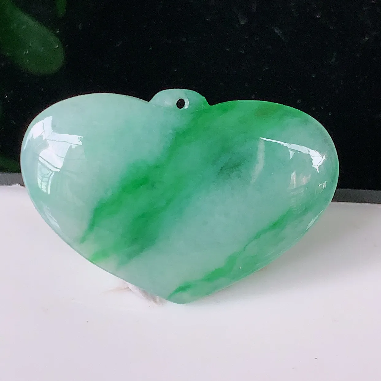 自然光实拍，水润飘绿翡翠爱心吊坠，翠色灵动，玉质细腻，颜色漂亮，品相佳，佩戴佳品！#57.23
