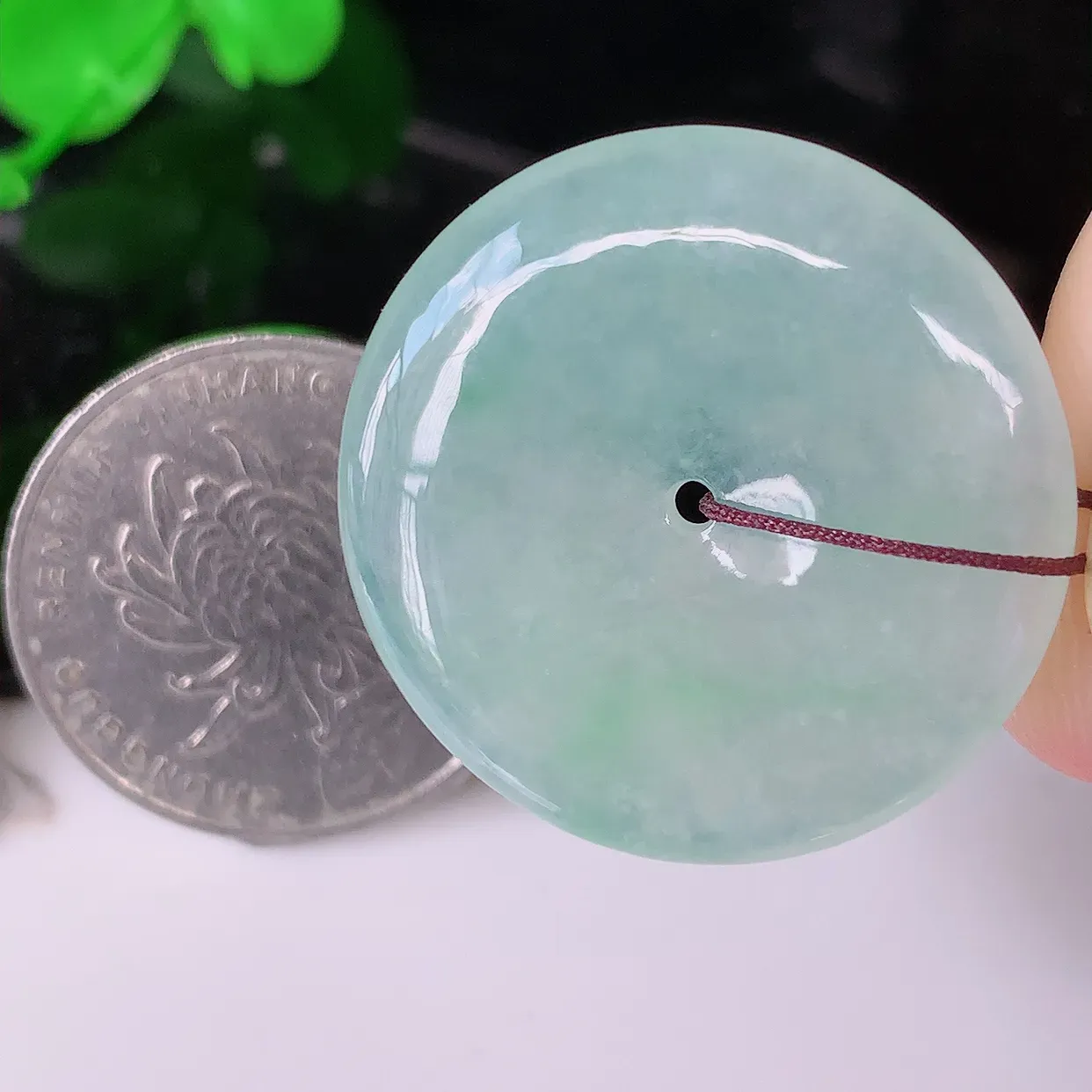自然光实拍，冰种飘花翡翠平安扣吊坠，冰透，灵动飘逸，寓意平平安安，平安扣佩戴端庄漂亮！#57.23