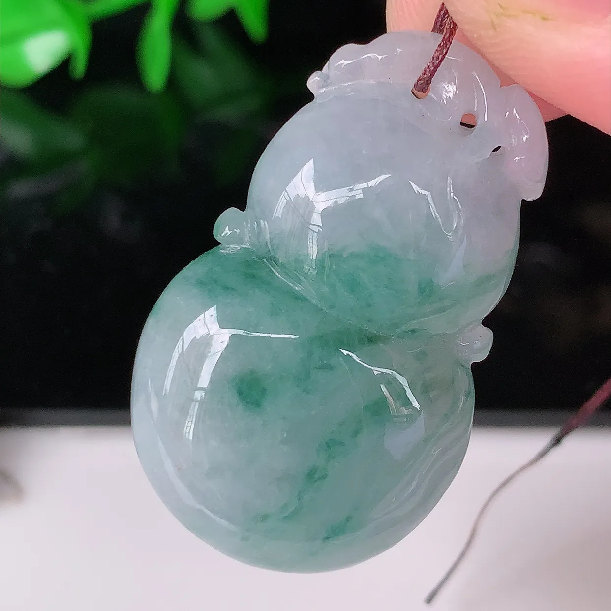 自然光实拍，冰润飘花翡翠葫芦吊坠，葫芦寓意福禄双全，财源滚滚，饱满，清新脱俗，佩戴效果优雅迷人！#57.23