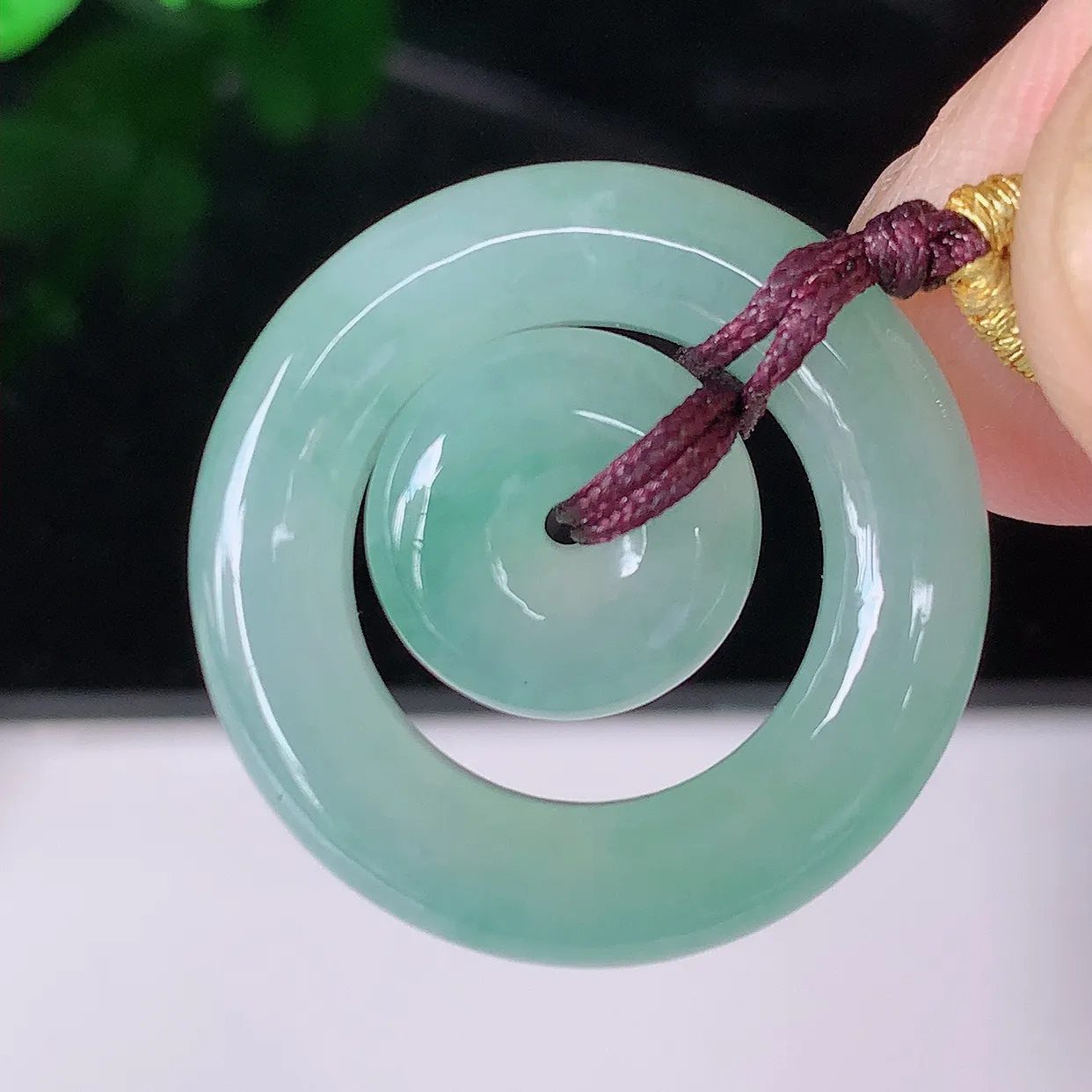 自然光实拍，冰种翡翠平安母子扣吊坠，种老水足，雕工精湛 ，寓意美好，佩戴时尚出众！#57.23