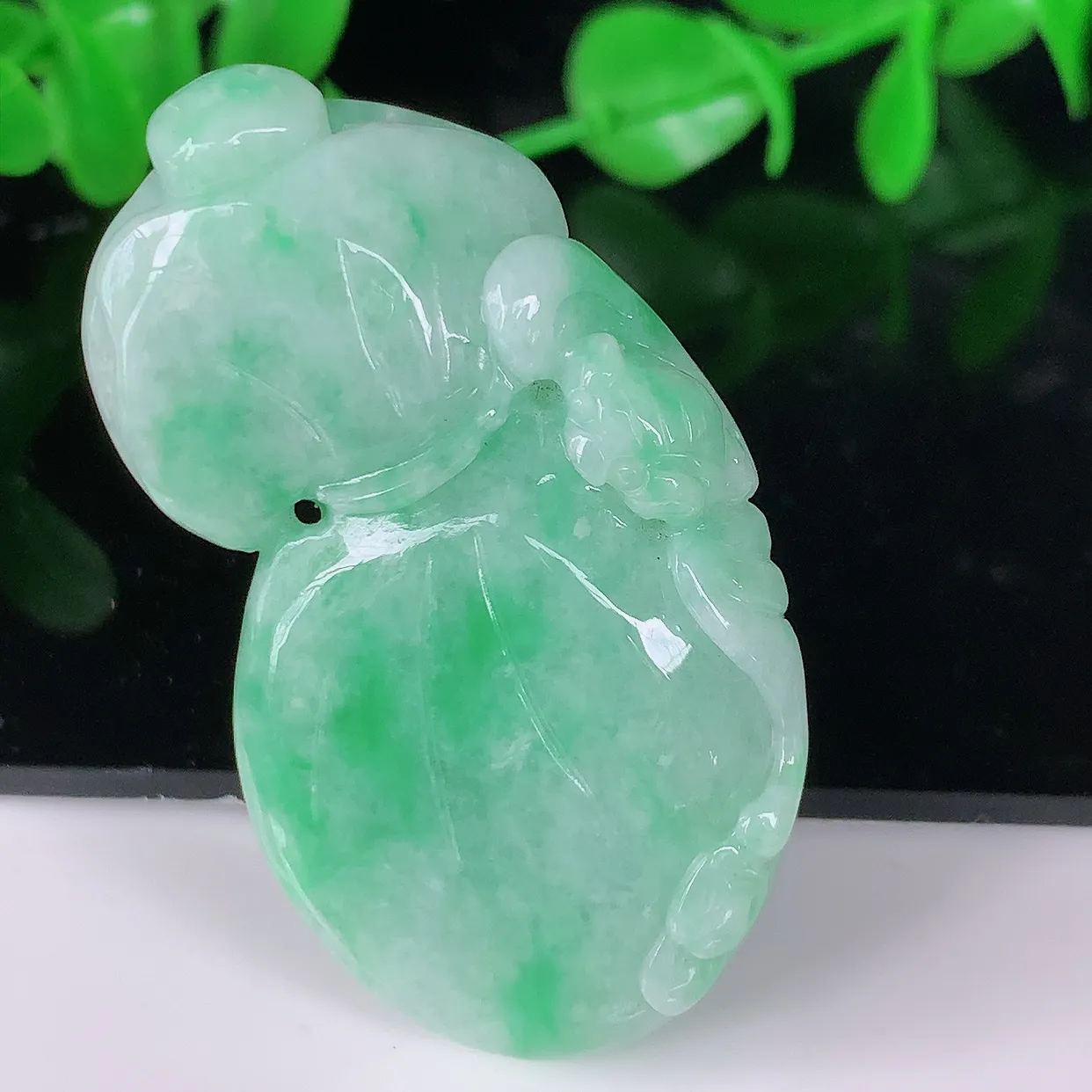 自然光实拍，冰润飘绿翡翠招财钱袋子吊坠，寓意“代代有福，代代有财，腰缠万贯”玉质细腻，佩戴效果佳！#05.23