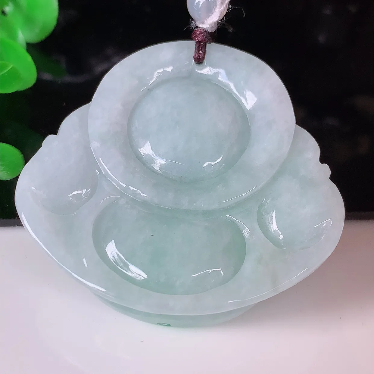自然光实拍，大件厚装飘绿翡翠佛公吊坠，笑口常开，佛公在心中，一生平安幸福，冰透，佛公翠色迷人，佩戴佳品！#46.23