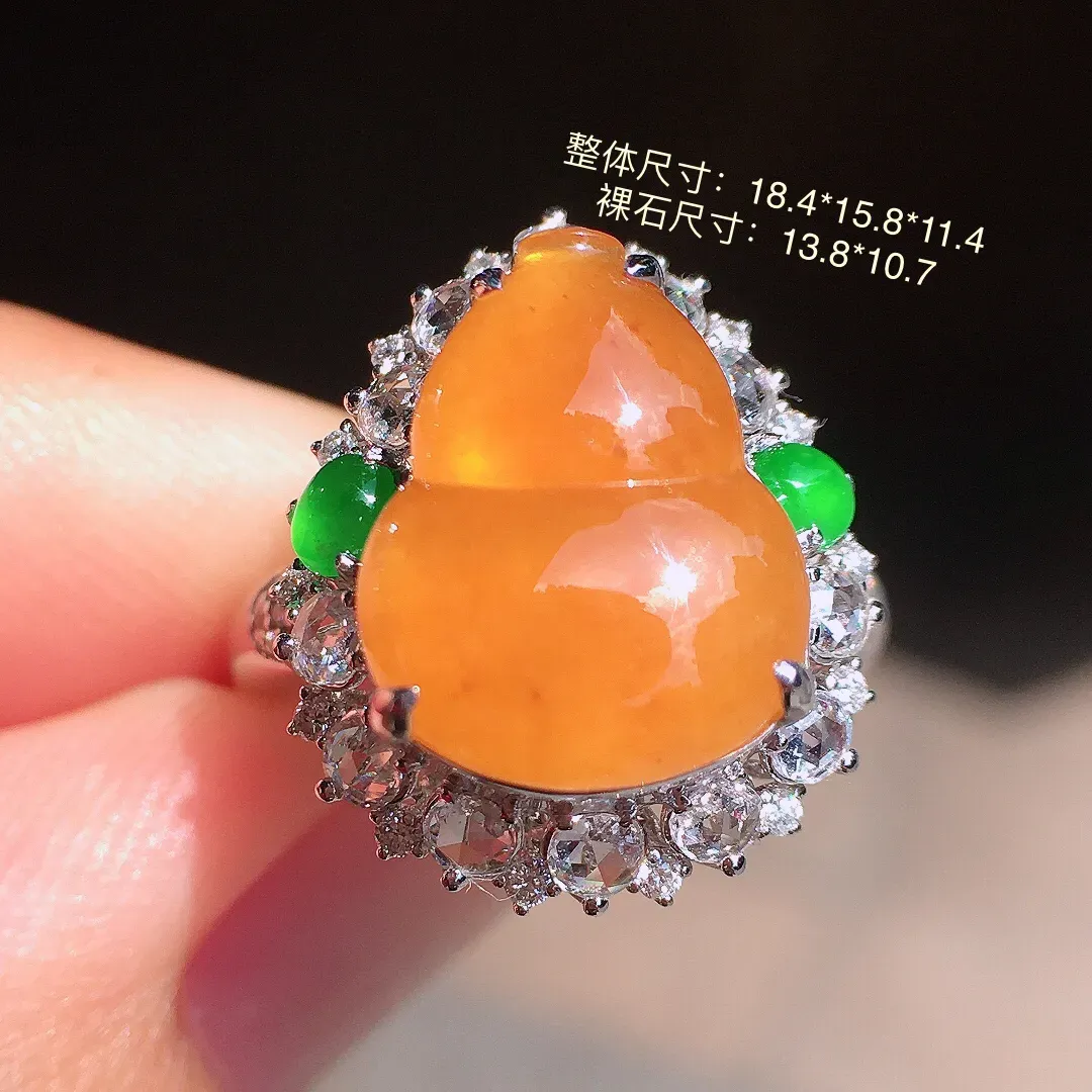 黄翡葫芦戒指，色泽均匀艳丽，玉质细腻，荧光感超
强，饱满圆润，气质满满。18k
金豪华镶嵌