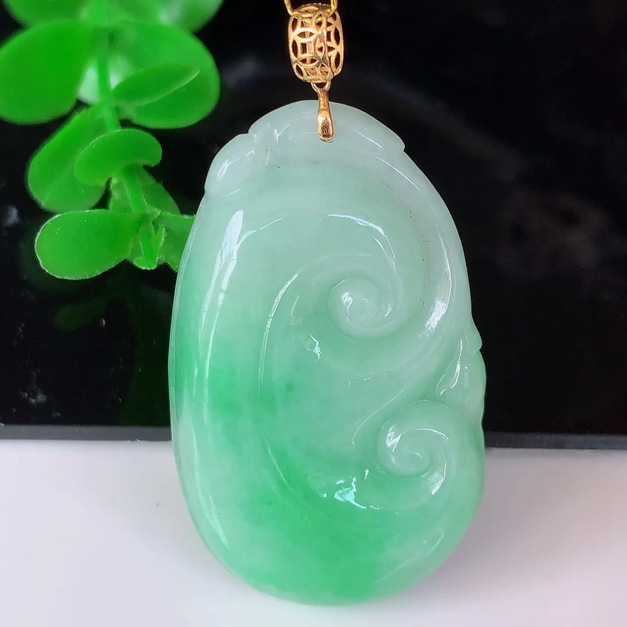 18k金镶嵌冰润飘绿翡翠如意吊坠，款式新颖时尚，日常百搭的款。清秀高雅，佩戴优雅高贵！#35.23