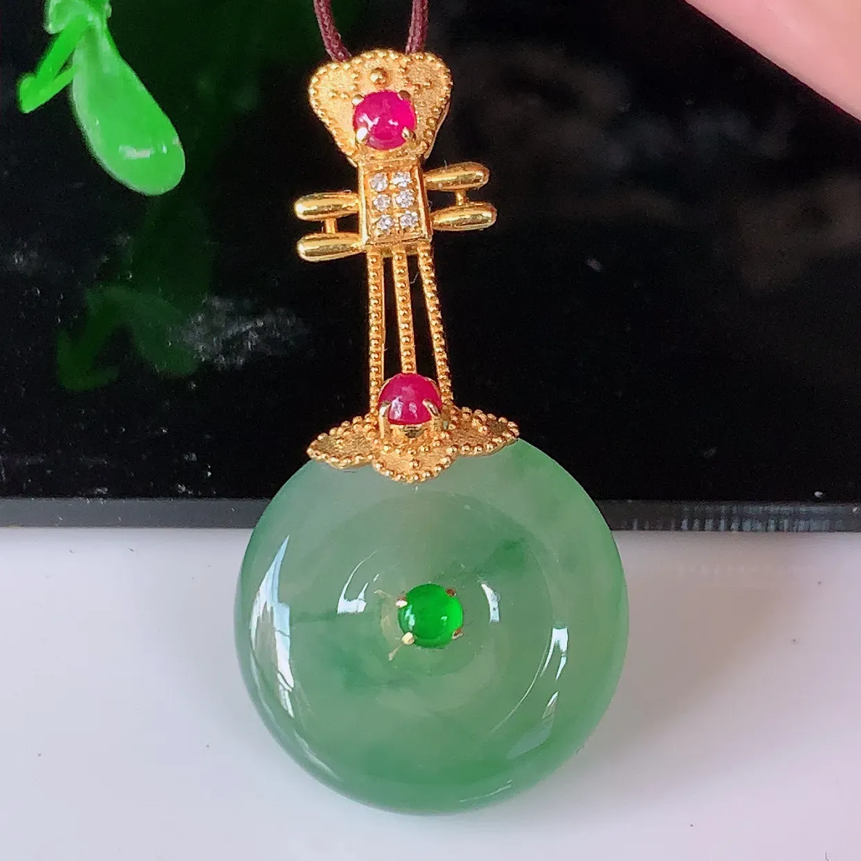 自然光实拍，18K金镶冰种飘花翡翠平安扣吊坠，翡翠平安扣，冰润光泽，寓意平平安安，平安扣佩戴时尚漂亮！#1.23整体31*15.8*7裸石15.8*15.8