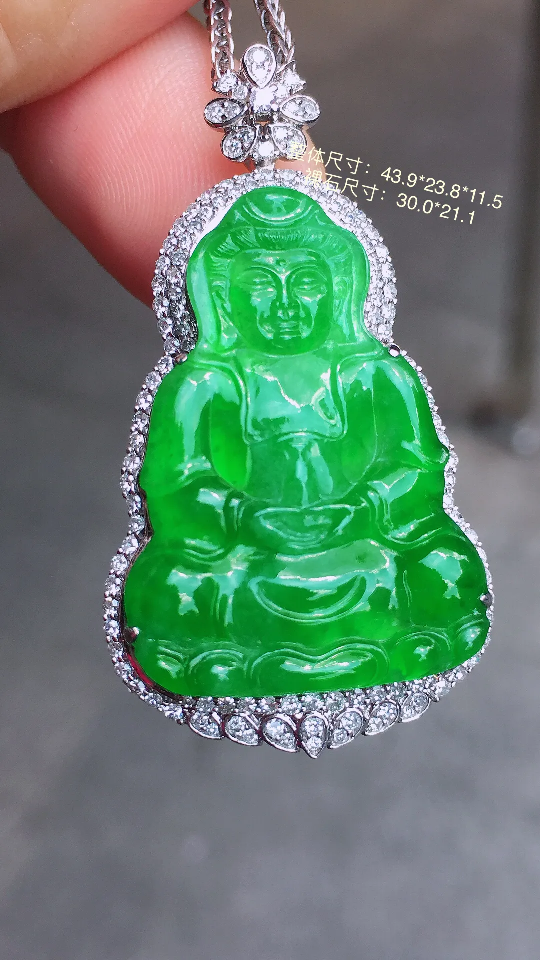 阳绿观音吊坠，色泽艳丽，玉质细腻，荧光感超
强，饱满圆润，气质满满。18k
金豪华镶嵌