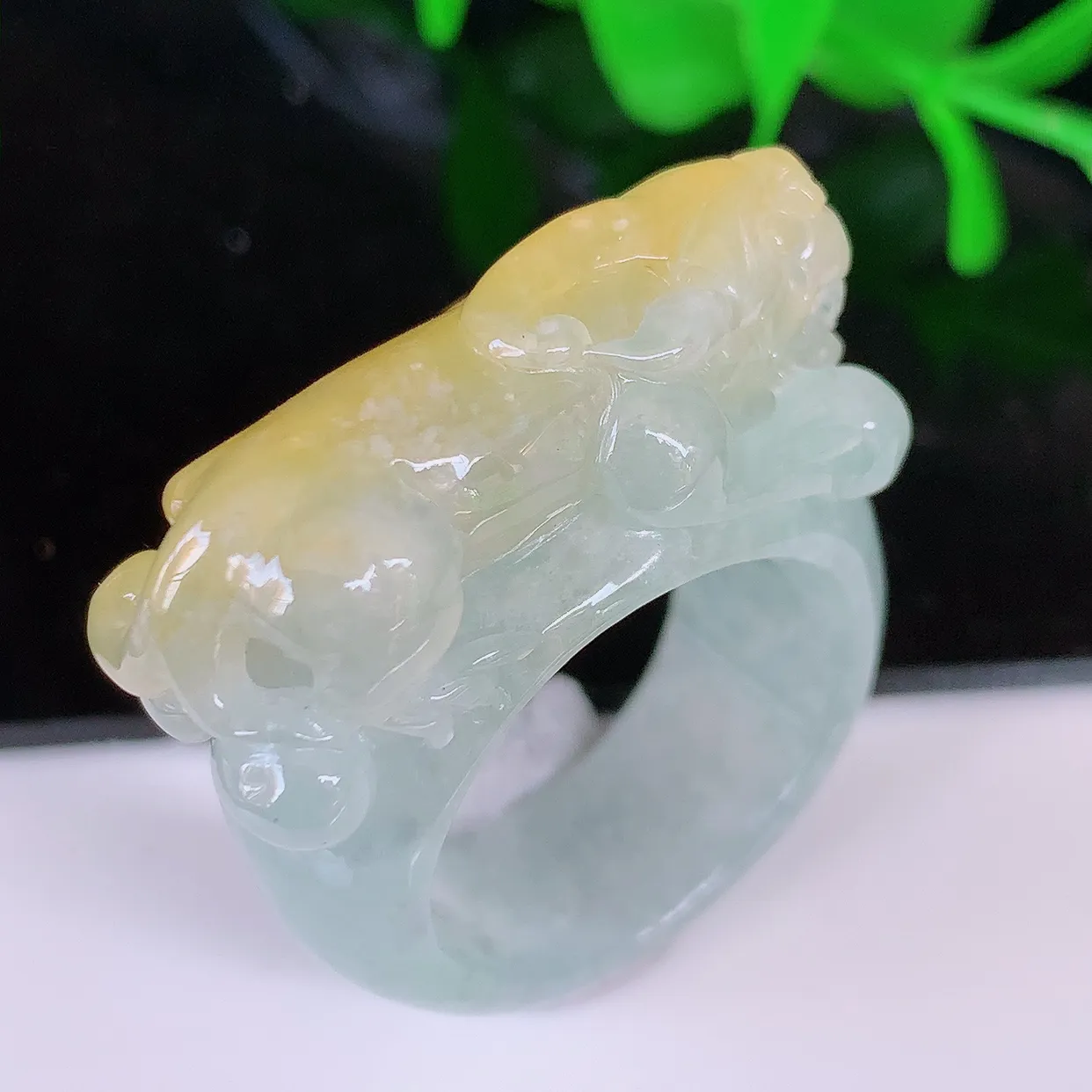 自然光实拍，貔貅扳指，20mm内径黄翡双彩翡翠指环，玉戒指，玉质莹润，好精美好冰润的指环，23圈口，上手纤巧！#1.23尺寸20-13*10