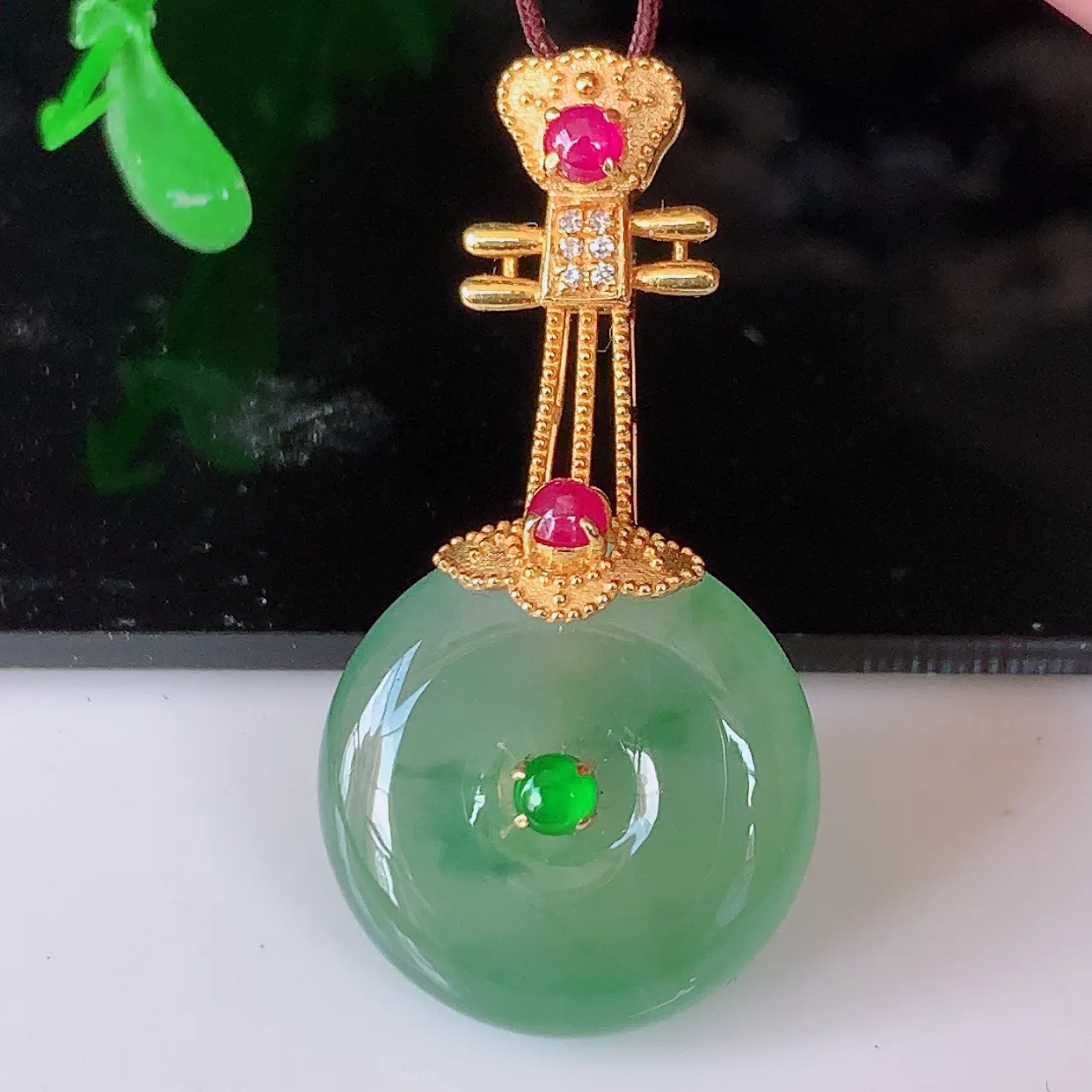 自然光实拍，18K金镶冰种飘花翡翠平安扣吊坠，翡翠平安扣，冰润光泽，寓意平平安安，平安扣佩戴时尚漂亮！#1.23整体31*15.8*7裸石15.8*15.8