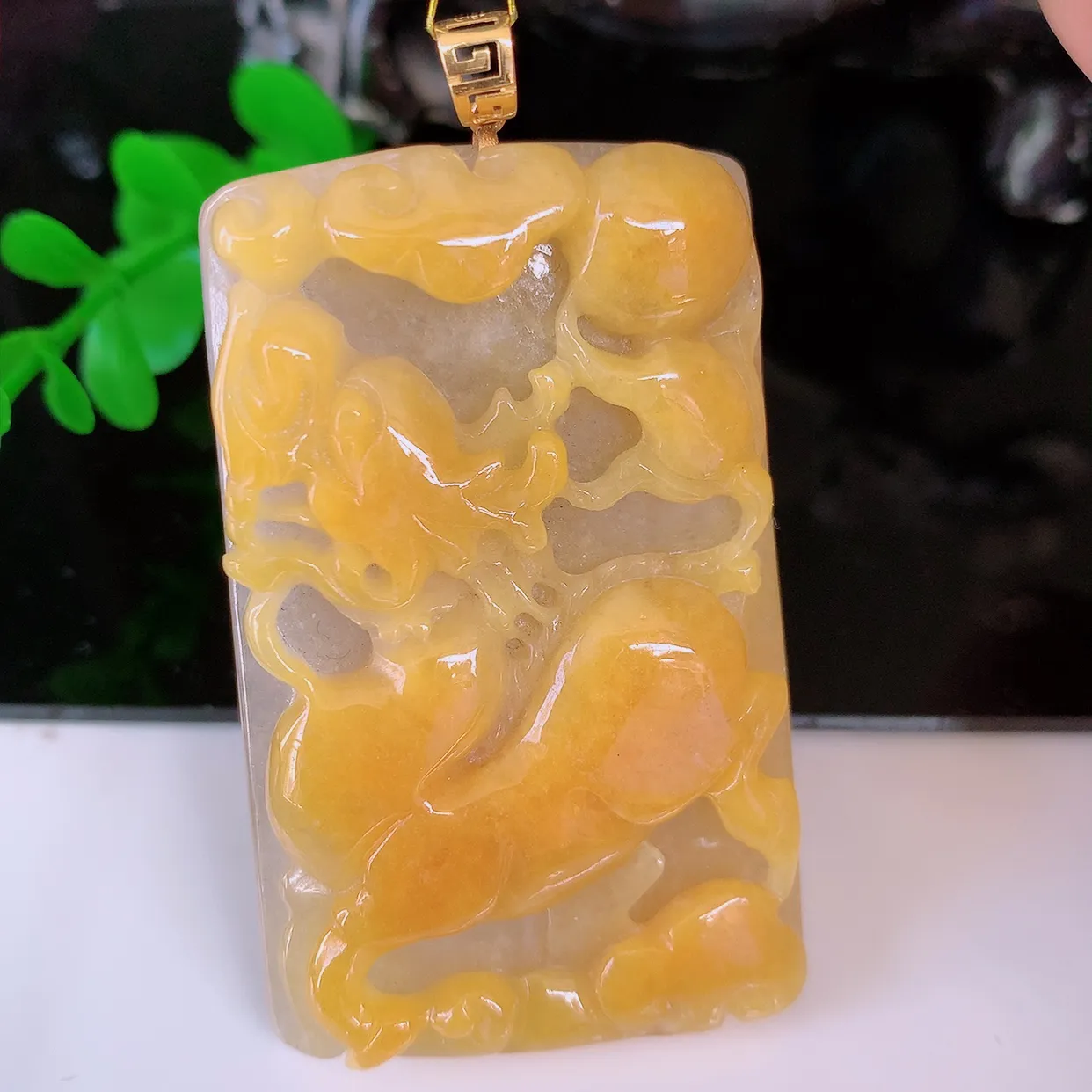 自然光实拍，18K金镶嵌精雕黄翡翡翠龙牌吊坠，龙行天下，雕工立体精湛，翡翠龙牌，种老水足，配戴霸气时尚，值得收藏!#35.23整体61裸石54.5*34.5-8.5