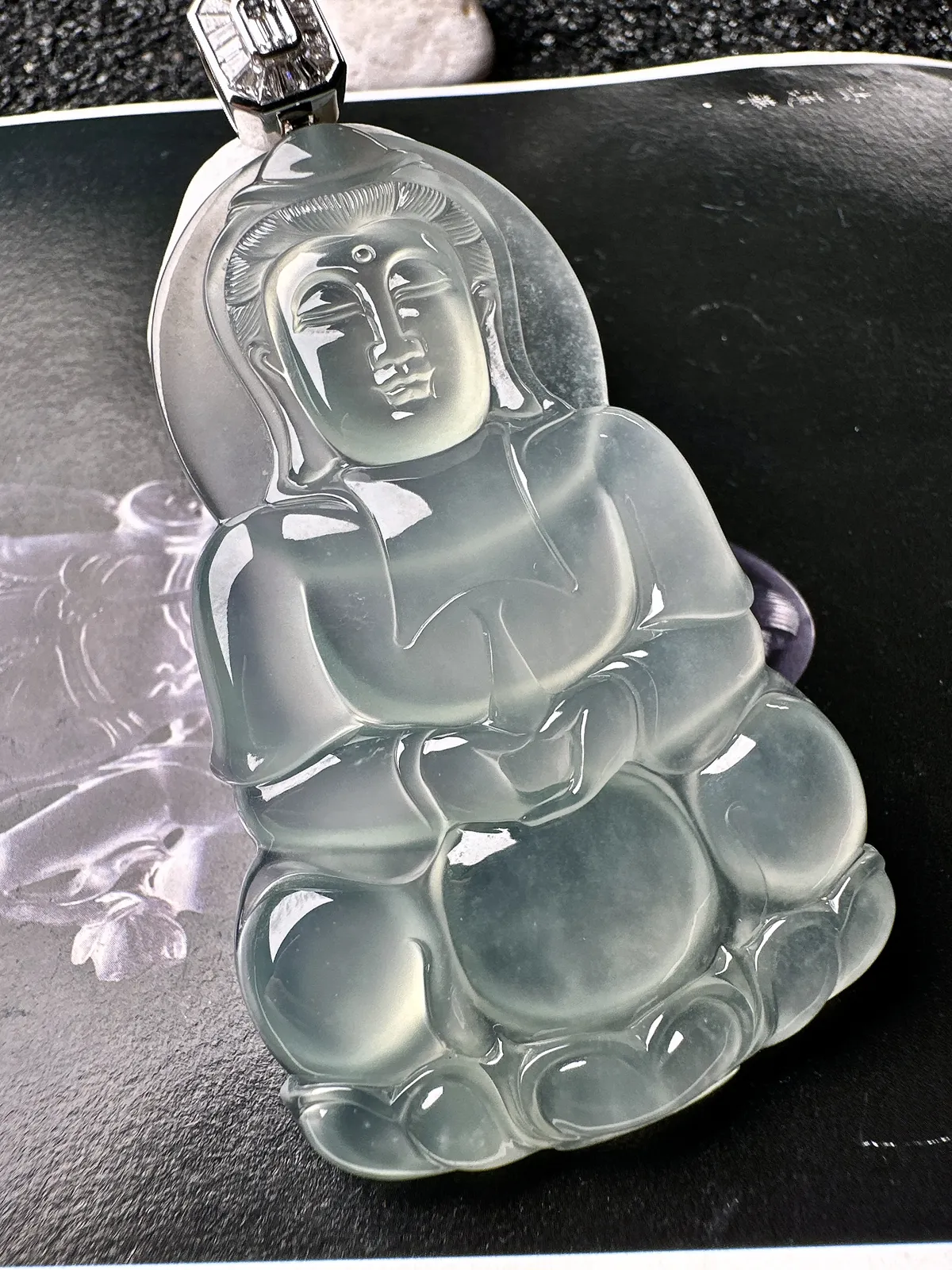 【冰种正装观音】质地细腻，通透度上佳，冰感十足，适合佩戴，18k金钻镶嵌，裸石尺寸69.6*43.2