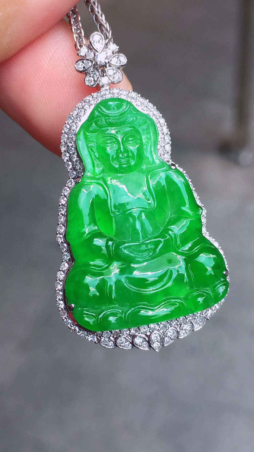 阳绿观音吊坠，色泽艳丽，玉质细腻，荧光感超
强，饱满圆润，气质满满。18k
金豪华镶嵌
