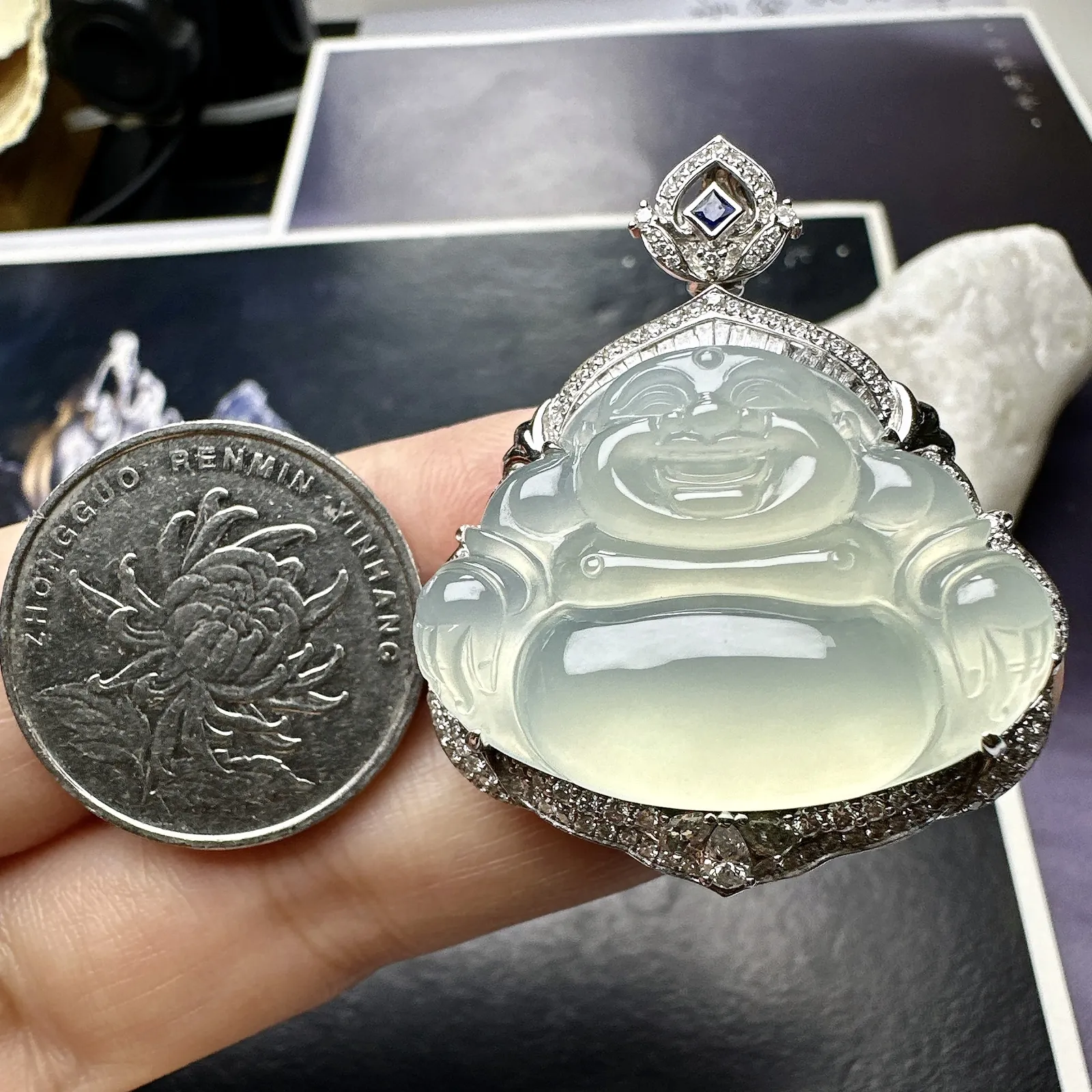 【冰种佛公吊坠】肚里藏金，质地细腻，冰润透亮，光泽出众，冰感十足。8k金钻镶嵌，裸石尺寸22.4*30.6*6.3毫米