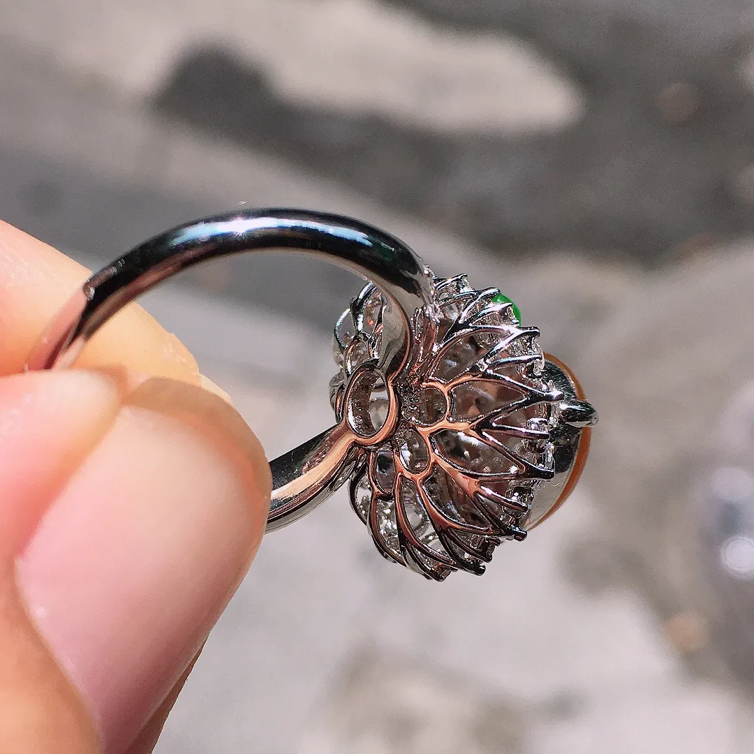 黄翡葫芦戒指，色泽均匀艳丽，玉质细腻，荧光感超
强，饱满圆润，气质满满。18k
金豪华镶嵌