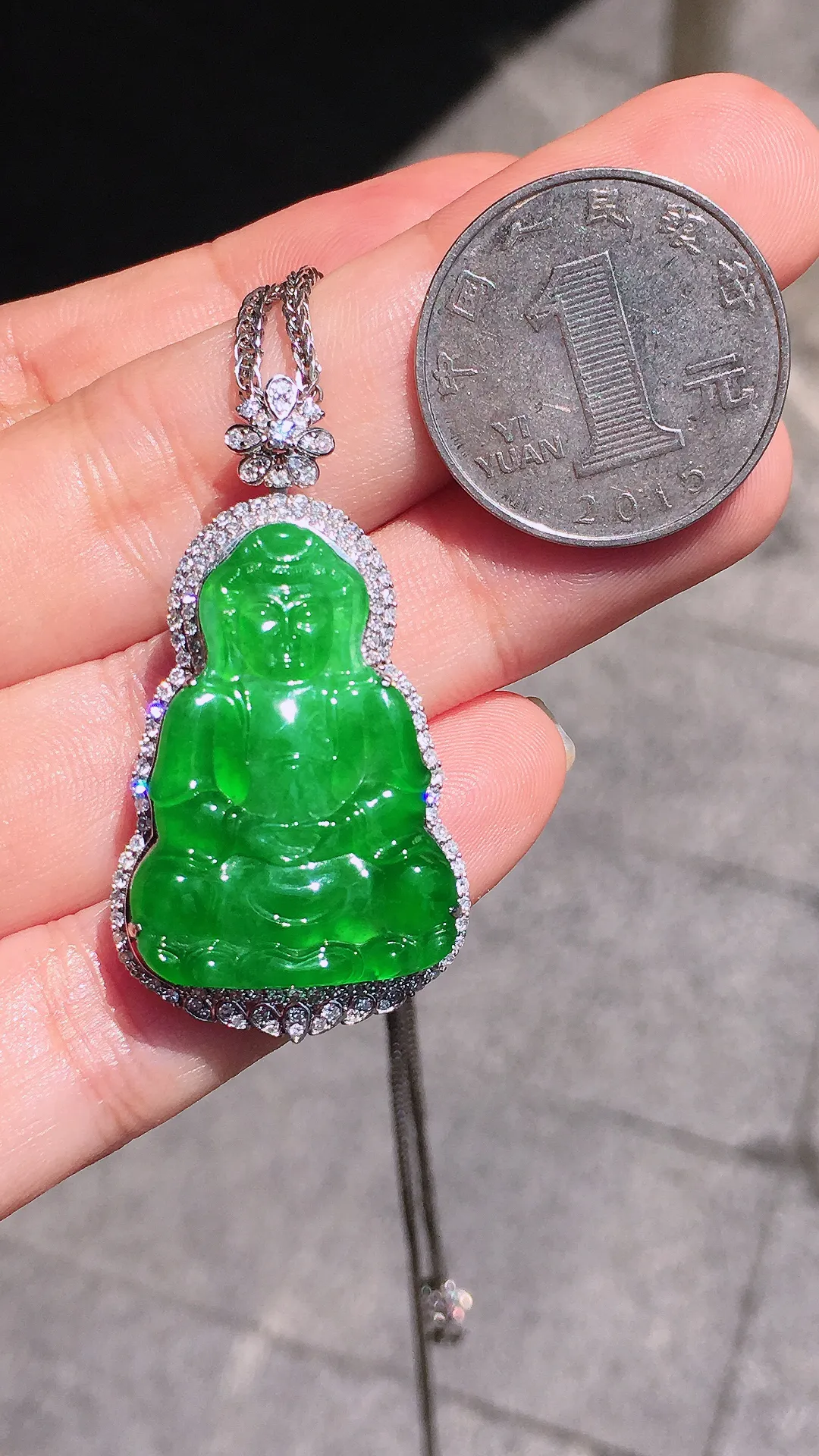 阳绿观音吊坠，色泽艳丽，玉质细腻，荧光感超
强，饱满圆润，气质满满。18k
金豪华镶嵌