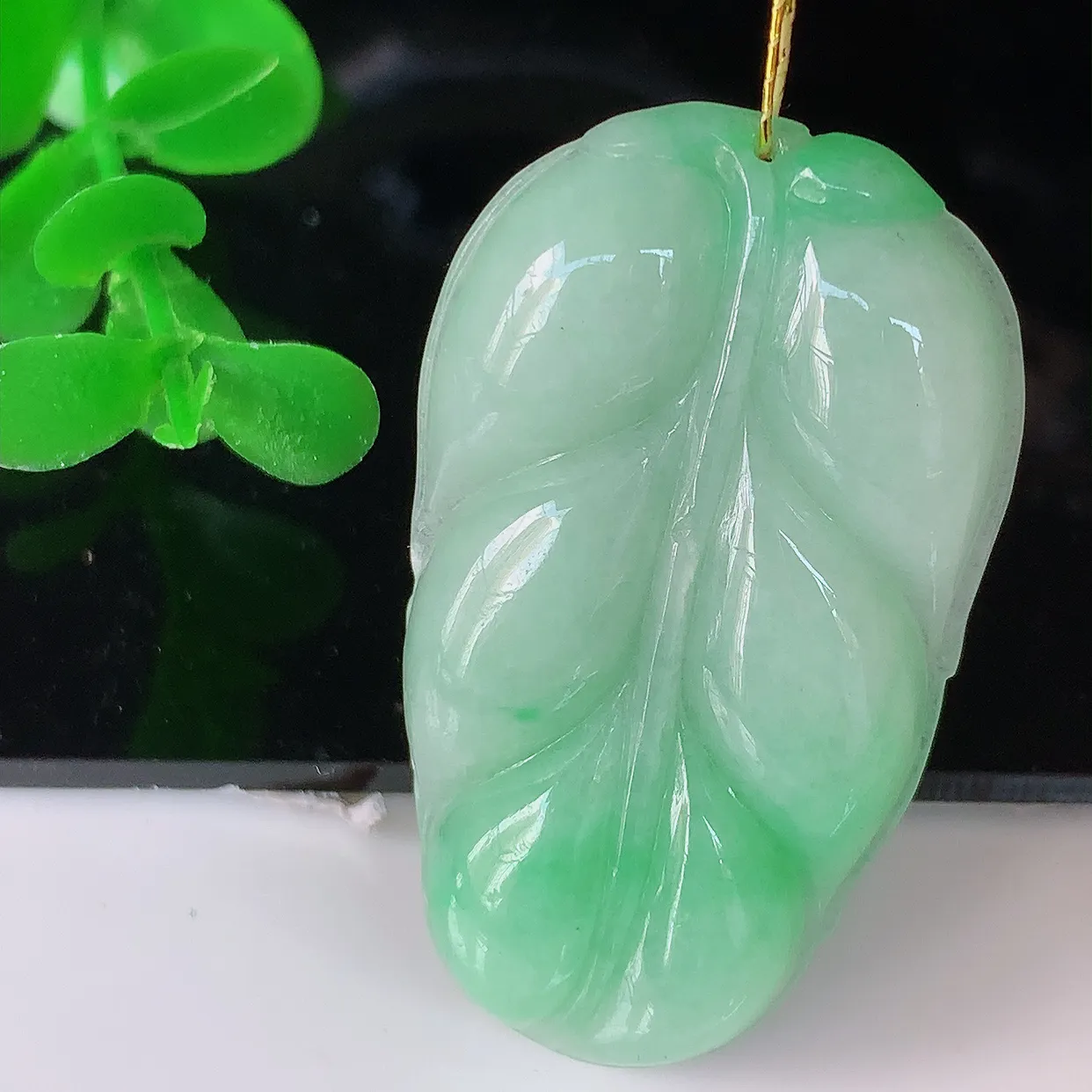 自然光实拍，冰润飘绿翡翠事业有成叶子吊坠，莹润且起胶，叶子清秀优雅，佩戴大业有成！#35.23