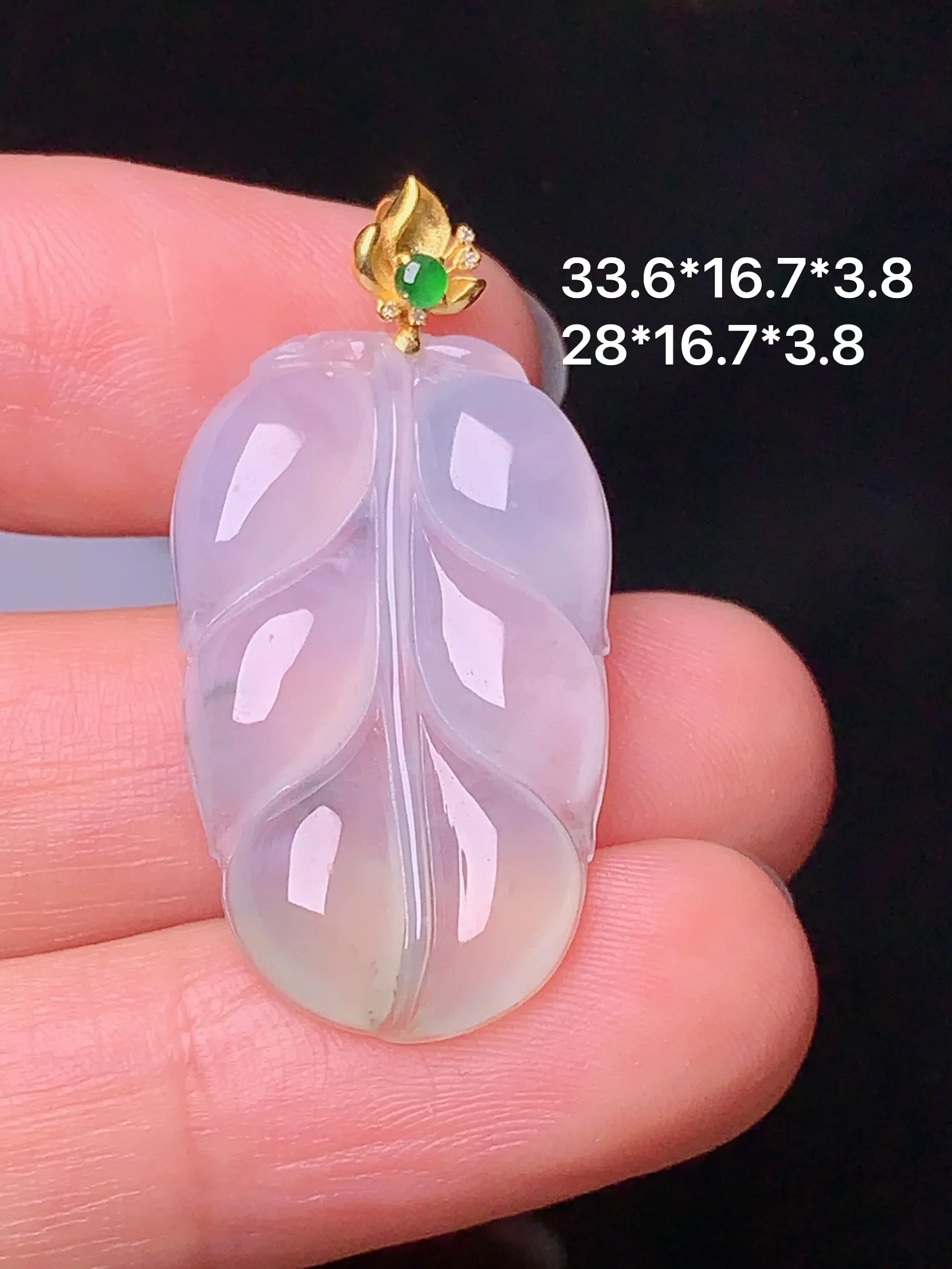 18k金镶嵌飘绿树叶吊坠 玉质细腻 色泽清新艳丽 整体尺寸33.6*16.7*3.8