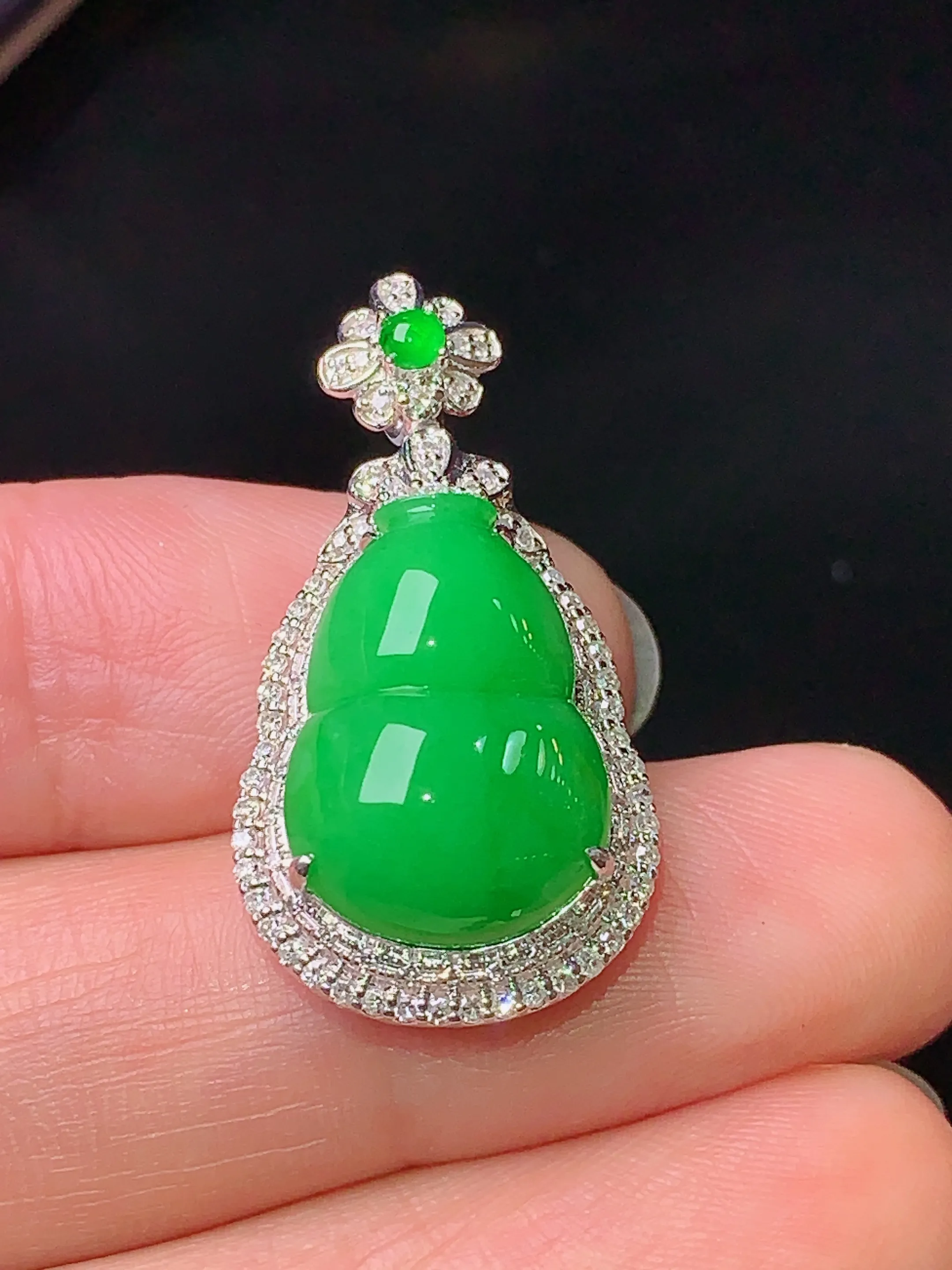 18k金钻镶嵌翠绿葫芦吊坠 玉质细腻 色泽清新艳丽 整体尺寸29*15.3*10.3