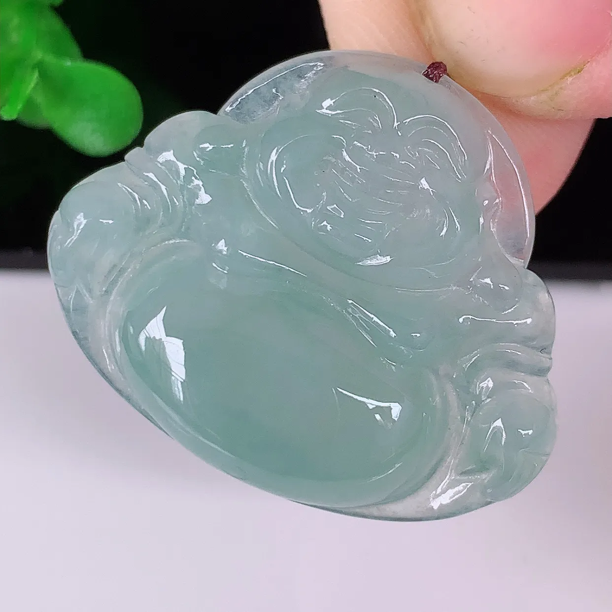 自然光实拍，冰种佛公翡翠吊坠，饱满， 佛公亦保平安，寓意有福（佛公）相伴，品相佳，配戴优雅迷人！#46.23